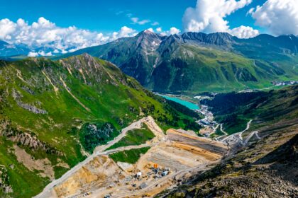 a-mas-de-2.000-metros-en-los-alpes-nace-una-megaobra-electrica-unica:-un-lago-artificial-que-se-convierte-en-la-bateria-de-europa