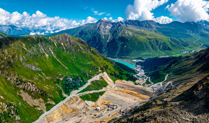 a-mas-de-2.000-metros-en-los-alpes-nace-una-megaobra-electrica-unica:-un-lago-artificial-que-se-convierte-en-la-bateria-de-europa