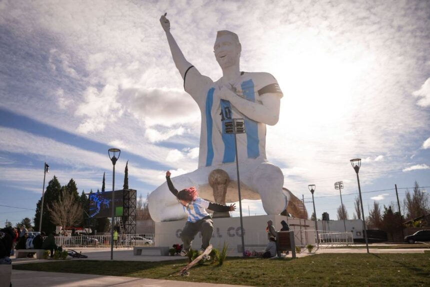 the-story-behind-lionel-messi’s-viral-statue-in-patagonia