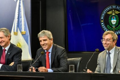 luego-del-pago-a-los-bonistas,-la-deuda-argentina-sube-y-el-riesgo-pais-se-acerca-a-los-400-puntos