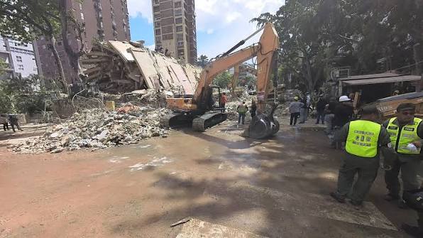 alcalde-de-chacao-informa-avances-en-remocion-de-escombros-del-edificio-petunia