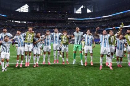 la-cuarta-estrella:-los-jugadores-de-argentina-abrazan-el-nuevo-himno-de-la-aficion-mundialista