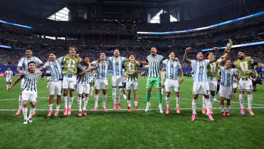 la-cuarta-estrella:-los-jugadores-de-argentina-abrazan-el-nuevo-himno-de-la-aficion-mundialista