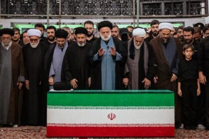 en-iran,-el-guia-supremo-mojtaba-jamenei-amenaza-los-estados-unidos-con-un-mensaje-escrito-prometiendo-vengar-la-muerte-de-su-padre.