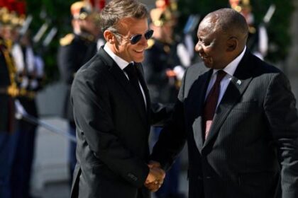 el-presidente-sudafricano,-cyril-ramaphosa,-bouscule-sur-la-scene-diplomatique-africainesoffre-un-repit-a-paris