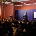 milei-ante-los-legisladores-libertarios:-charla-con-clima-mundialista-y-pizarron-para-explicar-los-cambios-en-el-banco-central
