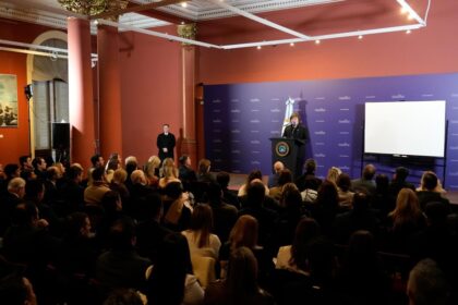 milei-ante-los-legisladores-libertarios:-charla-con-clima-mundialista-y-pizarron-para-explicar-los-cambios-en-el-banco-central
