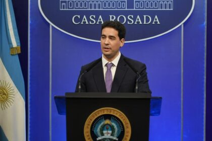 javier-milei-y-sus-medidas,-en-vivo:-“todos-los-servicios-esenciales-continuan-y-se-cierran-las-demas-actividades”,-el-gobierno-trato-de-llevar-tranquilidad-por-un-eventual-shutdown
