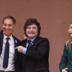 interna-oficial:-por-decreto,-el-gobierno-le-saca-areas-a-santiago-caputo-y-se-las-entrega-a-diego-santilli