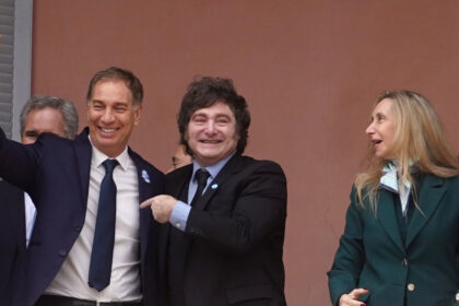 interna-oficial:-por-decreto,-el-gobierno-le-saca-areas-a-santiago-caputo-y-se-las-entrega-a-diego-santilli