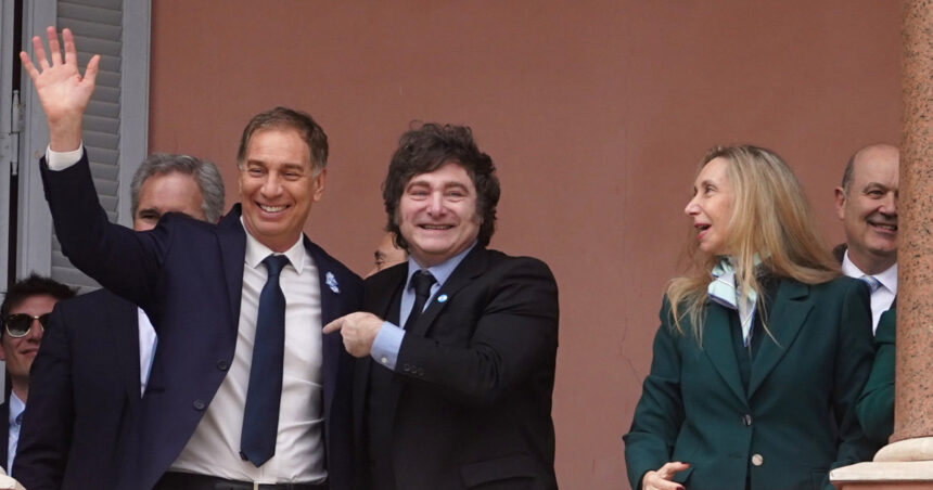interna-oficial:-por-decreto,-el-gobierno-le-saca-areas-a-santiago-caputo-y-se-las-entrega-a-diego-santilli