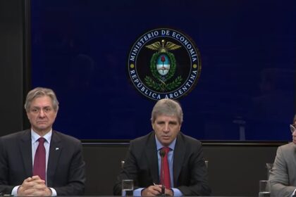 en-una-“licitacion-express”-antes-del-partido,-caputo-busca-refinanciar-vencimientos-por-$-3-billones-y-colocar-un-nuevo-bono-en-dolares