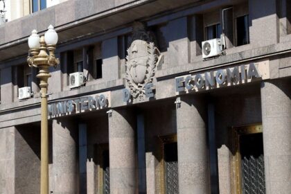 deuda:-economia-capto-u$s470-millones-con-el-nuevo-bonar-2029-y-logro-un-rollover-en-pesos-del-183%