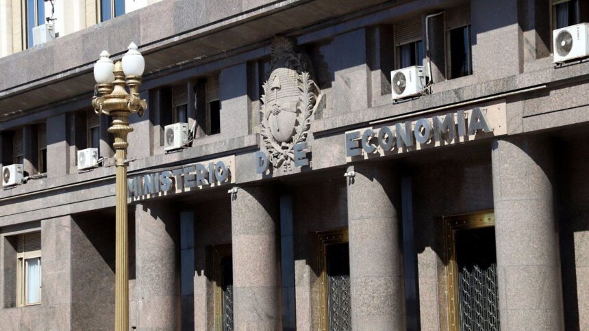deuda:-economia-capto-u$s470-millones-con-el-nuevo-bonar-2029-y-logro-un-rollover-en-pesos-del-183%