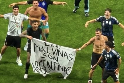 a-que-posible-sancion-se-exponen-la-seleccion-argentina-por-mostrar-la-bandera-las-malvinas-son-argentinas