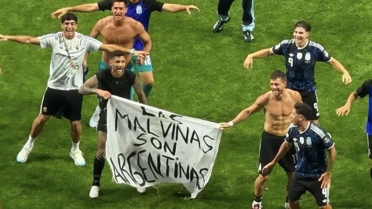 a-que-posible-sancion-se-exponen-la-seleccion-argentina-por-mostrar-la-bandera-las-malvinas-son-argentinas
