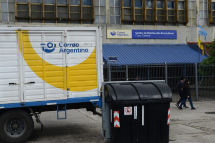 cambios-en-el-sistema-de-envios-postales:-no-habra-limites-para-mandar-al-exterior-y-bajan-impuestos-para-importar