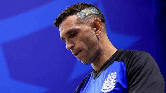 argentina’s-world-cup-heroics-move-me-to-tears,-says-goalkeeper-emiliano-martinez