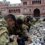 retiraron-las-piedras-del-memorial-a-las-victimas-del-covid-en-plaza-de-mayo-por-el-“operativo-retorno”-de-la-seleccion-tras-el-mundial