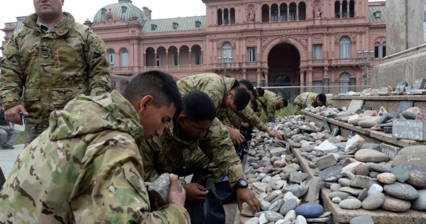 retiraron-las-piedras-del-memorial-a-las-victimas-del-covid-en-plaza-de-mayo-por-el-“operativo-retorno”-de-la-seleccion-tras-el-mundial