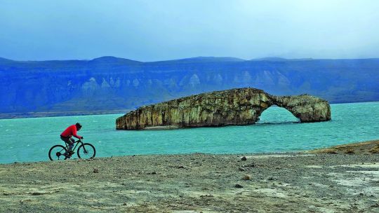 lago-posadas-en-bike:-por-donde-el-viento-todavia-manda