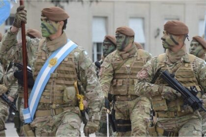personal-de-las-fuerzas-armadas-cobraran-un-plus-salarial-de-suplemento-por-titulo:-quienes-lo-cobran-y-como-acceder