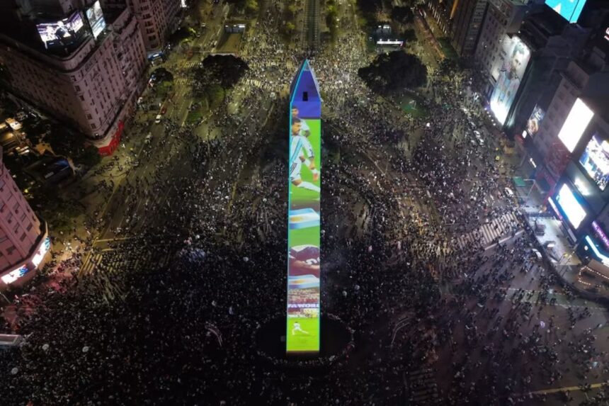 crowds-in-buenos-aires-thank-messi-and-the-argentine-team-for-a-golden-age