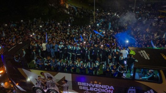 seleccion-given-warm-welcome-home-as-thousands-line-streets-in-thanks
