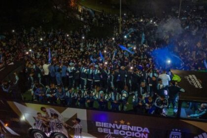 seleccion-recibe-una-calida-bienvenida-en-casa-mientras-miles-de-personas-se-alinean-en-las-calles-para-agradecer