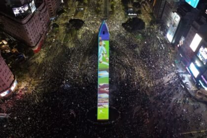 crowds-in-buenos-aires-thank-messi-and-the-argentine-team-for-a-golden-age