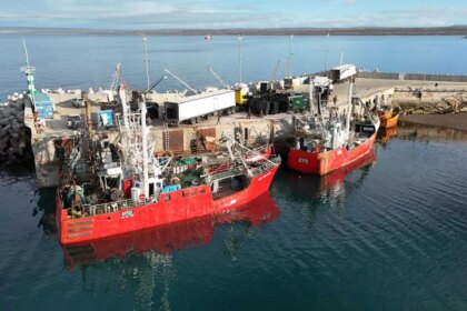vecinos-alertan-que-la-expansion-pesquera-pone-en-riesgo-la-playa-publica-en-chubut