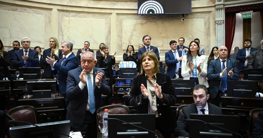 javier-milei-y-sus-medidas,-en-vivo:-tras-la-polemica-y-las-criticas,-el-bloque-de-lla-en-el-senado-anuncio-que-donara-el-aumento-de-sus-dietas