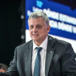 ypf-confirmo-una-medida-para-atraer-inversores-y-evitar-estafas:-dividira-por-10-cada-una-de-sus-acciones