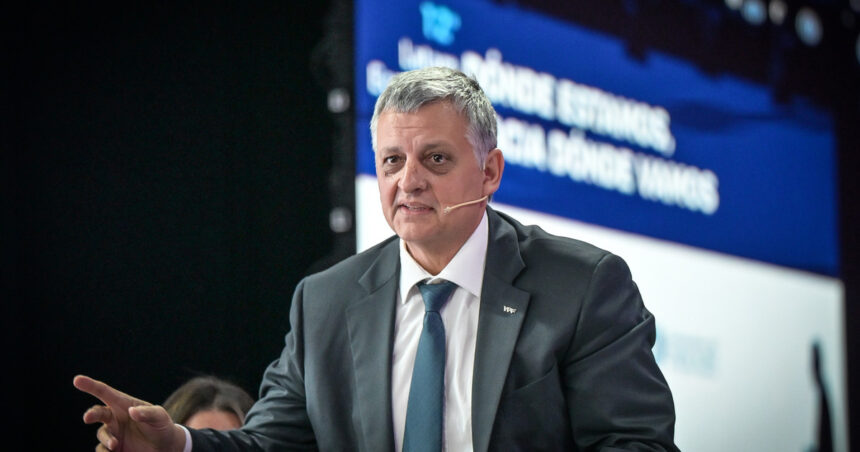 ypf-confirmo-una-medida-para-atraer-inversores-y-evitar-estafas:-dividira-por-10-cada-una-de-sus-acciones