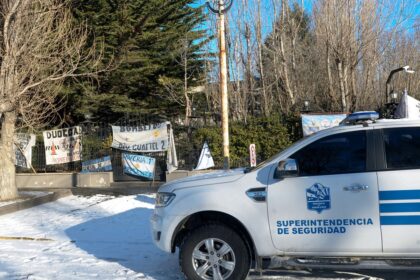 se-agrava-el-conflicto-policial-en-santa-cruz:-mas-de-45-dias-acampe-frente-a-la-gobernacion-con-temperaturas-de-20-grados-bajo-cero