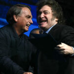 milei-viaja-a-san-pablo:-respaldara-la-candidatura-presidencial-de-flavio-bolsonaro,-recibira-un-premio-que-ya-le-dieron-a-karina-y-no-vera-a-lula