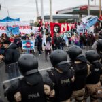 protesta-en-avellaneda:-la-policia-federal-busca-despejar-un-piquete-de-agrupaciones-sociales-en-el-puente-pueyrredon