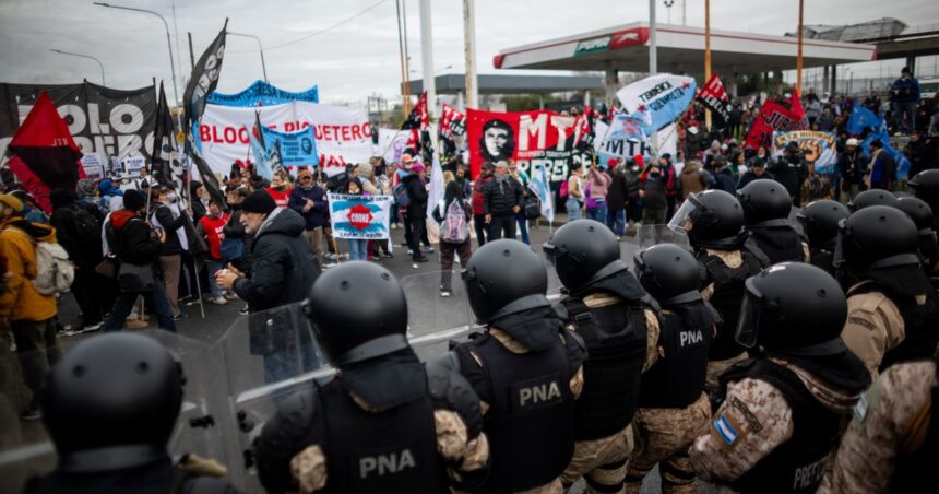 protesta-en-avellaneda:-la-policia-federal-busca-despejar-un-piquete-de-agrupaciones-sociales-en-el-puente-pueyrredon