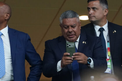 la-justicia-de-eeuu.-le-incauto-los-telefonos-a-chiqui-tapia-y-otros-dirigentes-de-la-afa-antes-del-regreso-del-seleccionado-tras-la-final-del-mundial