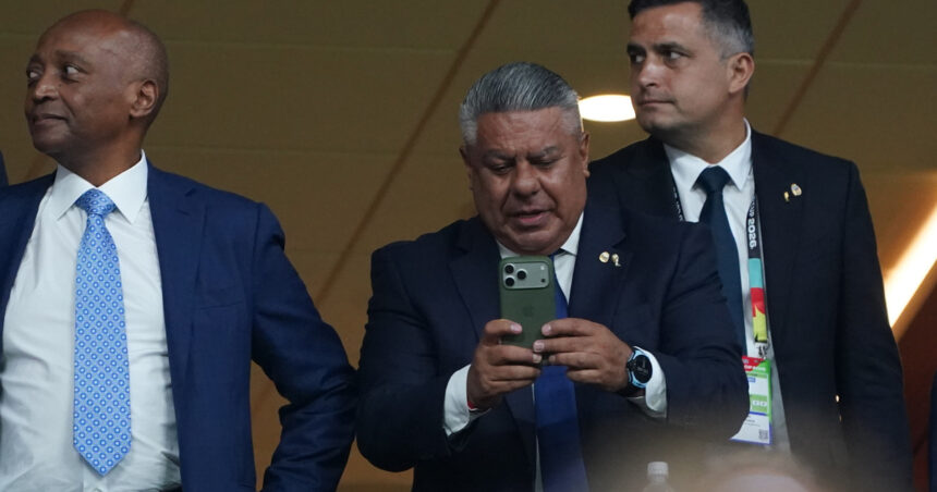 la-justicia-de-eeuu.-le-incauto-los-telefonos-a-chiqui-tapia-y-otros-dirigentes-de-la-afa-antes-del-regreso-del-seleccionado-tras-la-final-del-mundial