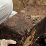 investigadores-encontraron-un-ataud-de-200-anos-de-antiguedad-en-un-cementerio:-al-abrirlo,-quedaron-boquiabiertos-ante-el-escalofriante-hallazgo