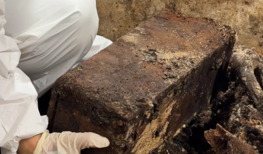 investigadores-encontraron-un-ataud-de-200-anos-de-antiguedad-en-un-cementerio:-al-abrirlo,-quedaron-boquiabiertos-ante-el-escalofriante-hallazgo