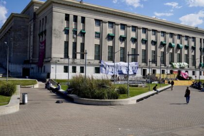 javier-milei-y-sus-medidas,-en-vivo:-tras-la-ola-de-criticas-a-la-argentina,-el-gobierno-ratifico-que-las-universidades-le-pueden-cobrar-a-los-extranjeros