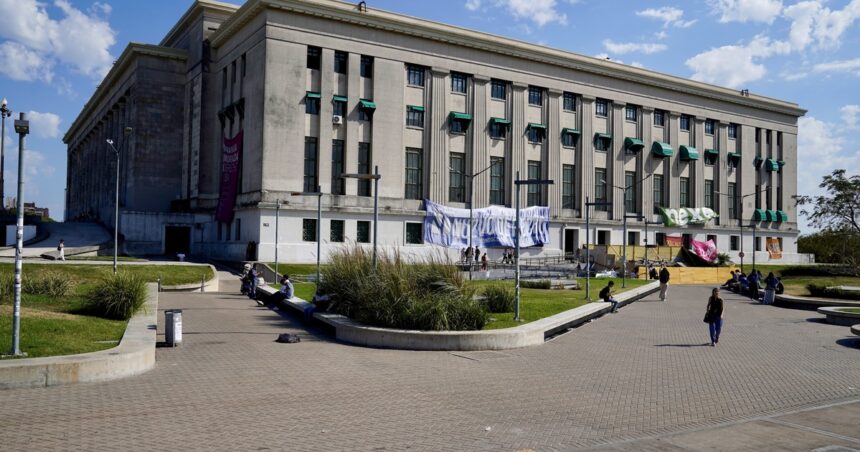 javier-milei-y-sus-medidas,-en-vivo:-tras-la-ola-de-criticas-a-la-argentina,-el-gobierno-ratifico-que-las-universidades-le-pueden-cobrar-a-los-extranjeros