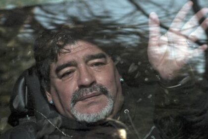 peleas-entre-lagrimas-y-ofrendas-comestibles:-un-vistazo-al-juicio-a-muerte-de-diego-maradona