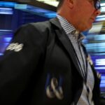 la-disparada-del-petroleo-y-la-caida-de-las-tecnologicas-hunden-las-bolsas-mundiales-y-vuelve-a-subir-el-riesgo-pais-en-la-argentina