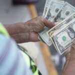 el-dolar-oficial-rompe-la-barrera-de-los-737-bolivares-y-abre-este-lunes-27-de-julio-en-742,23-bs.