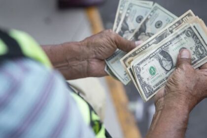el-dolar-oficial-rompe-la-barrera-de-los-737-bolivares-y-abre-este-lunes-27-de-julio-en-742,23-bs.