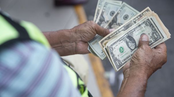 el-dolar-oficial-rompe-la-barrera-de-los-737-bolivares-y-abre-este-lunes-27-de-julio-en-742,23-bs.