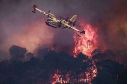 el-fuego-devora-francia:-decenas-de-miles-de-evacuados-y-paraisos-turisticos-en-cenizas